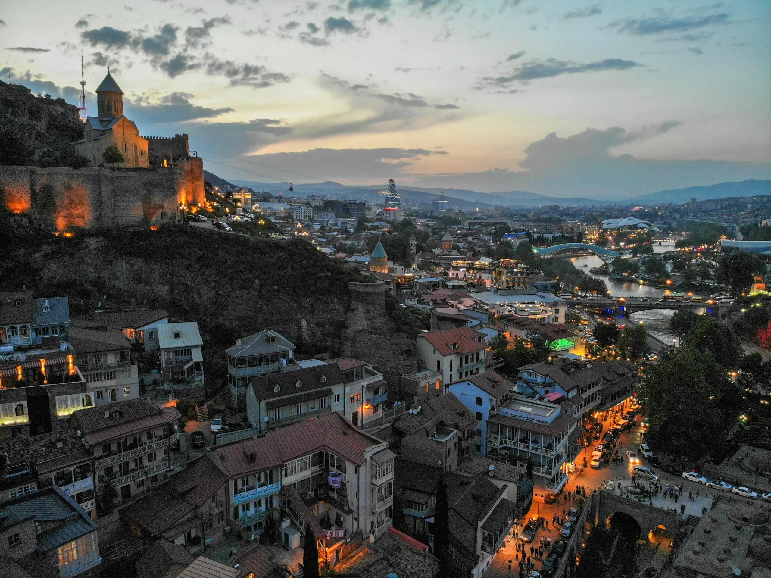 Mietwagen in Georgien — Reisen Sie nach Ihren eigenen Vorstellungen durch den Kaukasus